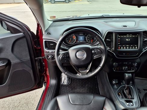 Used 2019 Jeep Cherokee Trailhawk AWD/4WD image 3