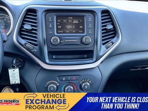 Used 2017 Jeep Cherokee Sport FWD image 25