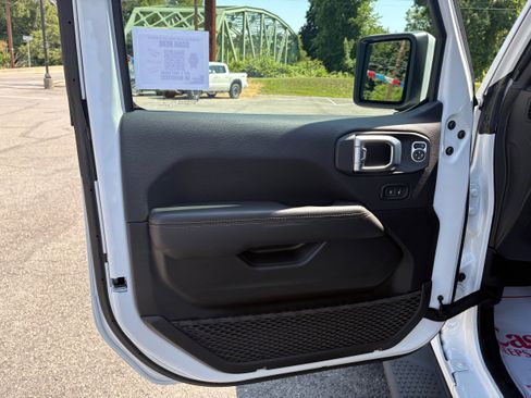 Certified 2022 Jeep Wrangler Unlimited Sahara AWD/4WD image 15