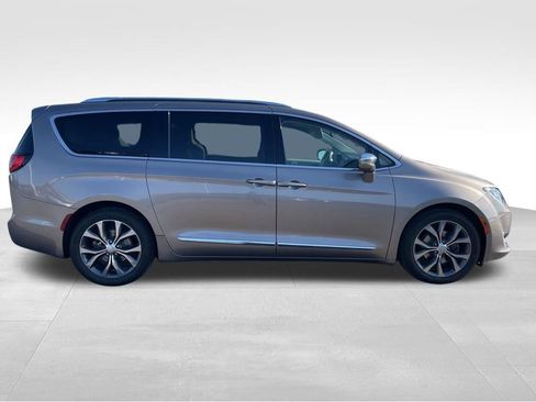 Used 2017 Chrysler Pacifica Limited image 3