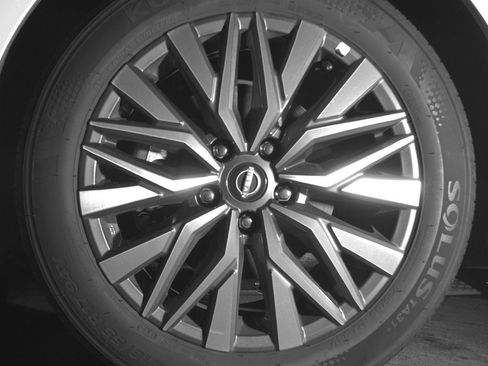 Used 2025 Nissan Altima 2.5 SV FWD image 12