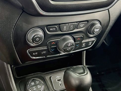 Used 2022 Jeep Cherokee Trailhawk w/ Premium Leather Package AWD/4WD image 15