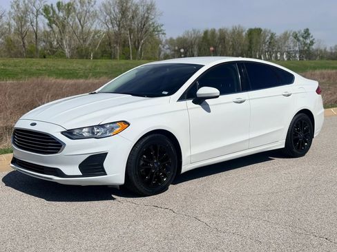 Used 2020 Ford Fusion SE image 1