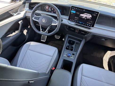 Used 2025 Volkswagen Tiguan SE R-Line AWD/4WD image 12