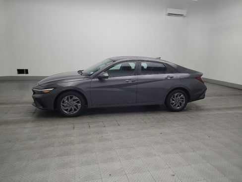 Used 2024 Hyundai Elantra SEL FWD image 2