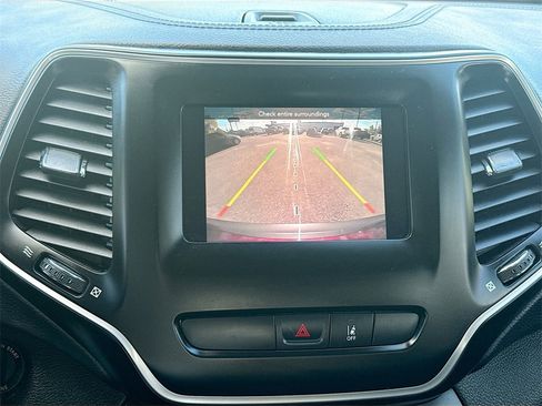 Used 2021 Jeep Cherokee Latitude w/ Mopar Interior Package image 13