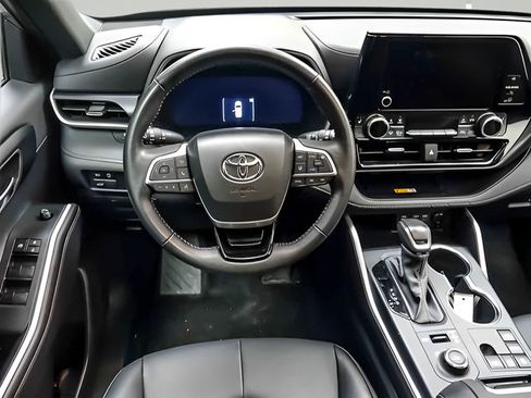 Used 2025 Toyota Highlander XSE AWD/4WD image 14