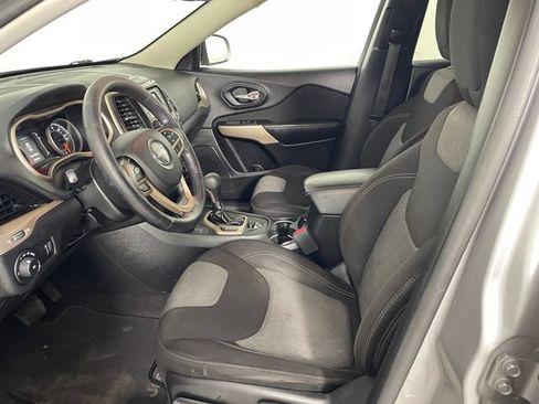 Used 2018 Jeep Cherokee Latitude AWD/4WD image 2