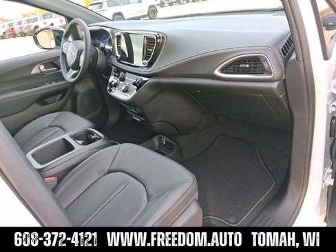 New 2026 Chrysler Pacifica Select FWD image 30