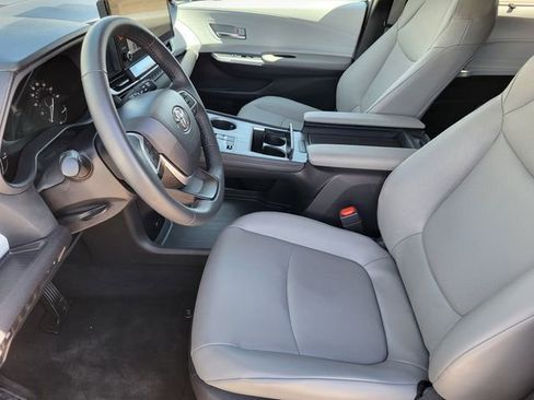 Used 2025 Toyota Sienna XLE w/ XLE Plus Package image 12