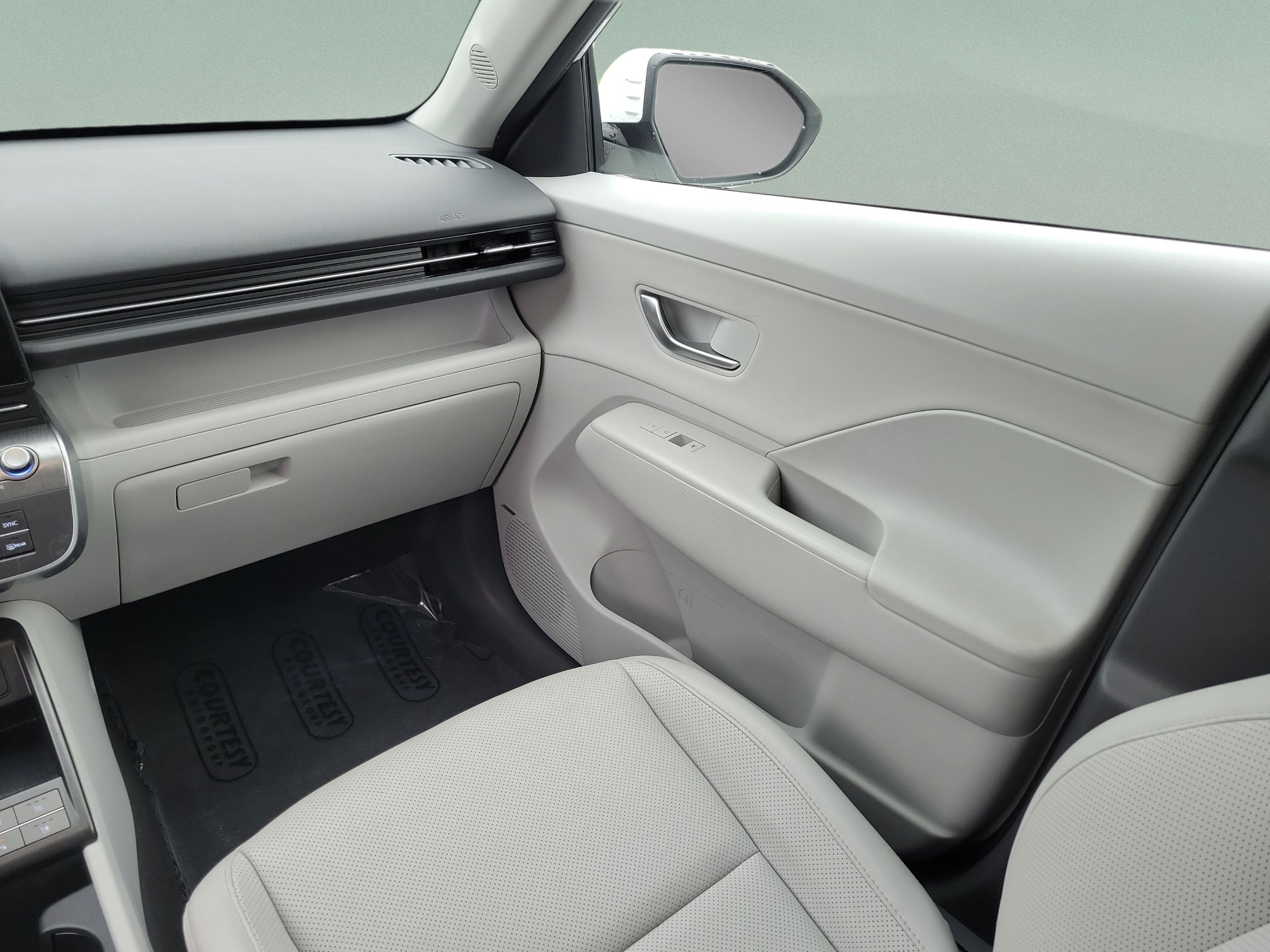 Used 2024 Hyundai Kona Limited FWD image 11
