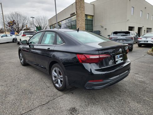 Used 2023 Volkswagen Jetta SE w/ Panoramic Sunroof Package image 3