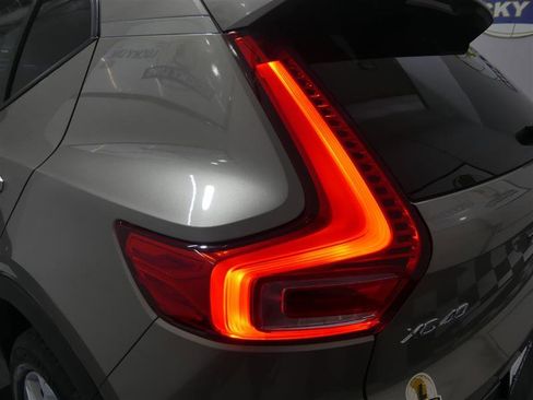 Used 2022 Volvo XC40 T5 Momentum image 13