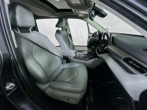 Used 2023 Toyota Highlander Limited FWD image 12