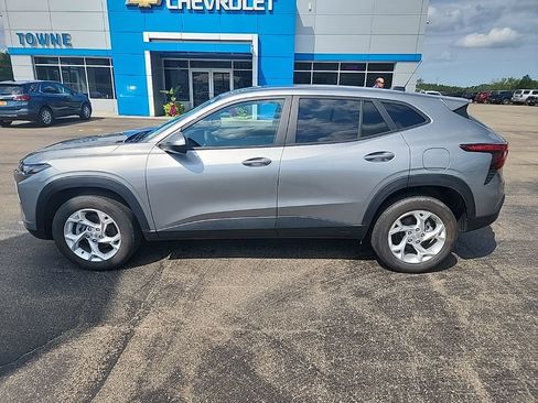 Used 2024 Chevrolet Trax LS w/ LS Convenience Package FWD image 4