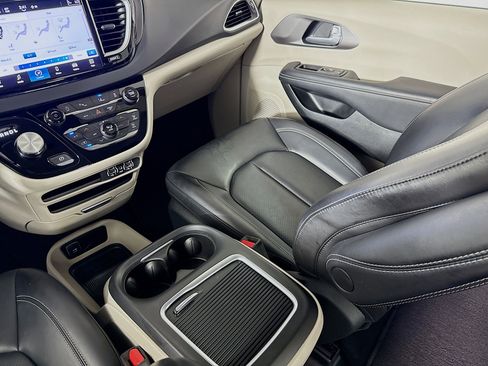 Used 2023 Chrysler Pacifica Touring-L FWD image 27
