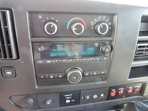Used 2016 Chevrolet Express 2500 RWD image 33