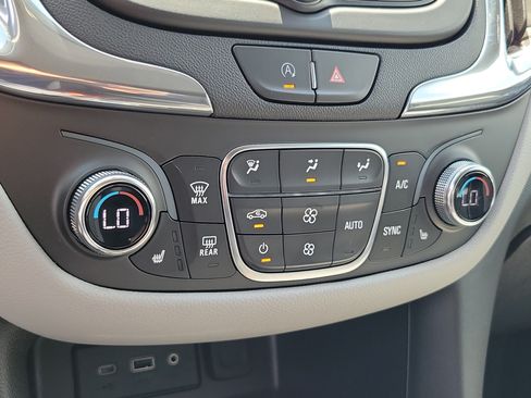 Used 2023 Chevrolet Equinox LT FWD image 26