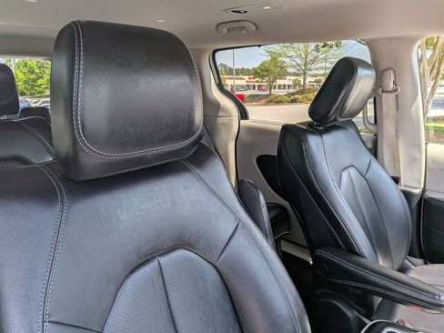 Used 2024 Chrysler Pacifica Touring-L FWD image 20