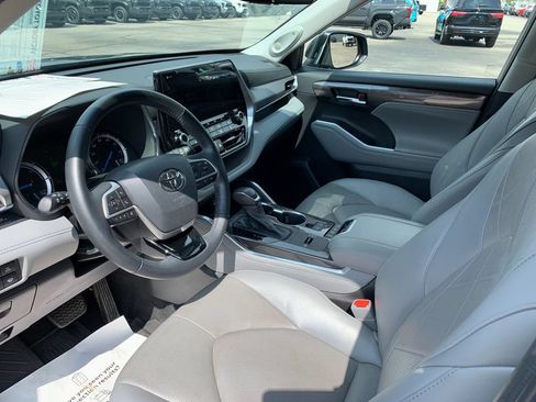 Used 2022 Toyota Highlander Platinum AWD/4WD image 11