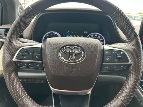 Used 2023 Toyota Sienna Platinum FWD image 28