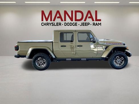 Used 2025 Jeep Gladiator Mojave w/ Convenience Group AWD/4WD image 5