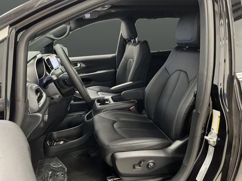 New 2026 Chrysler Pacifica Select image 4