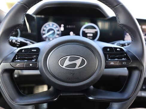 Used 2025 Hyundai Elantra SEL image 36