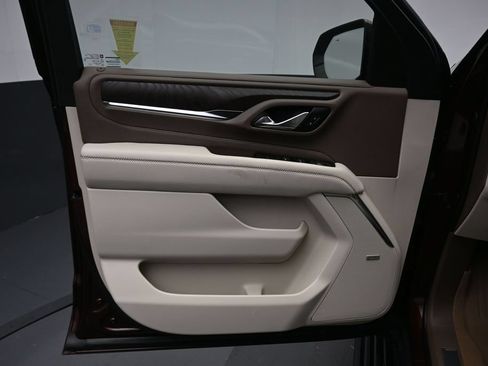 Used 2023 GMC Yukon XL Denali AWD/4WD image 9