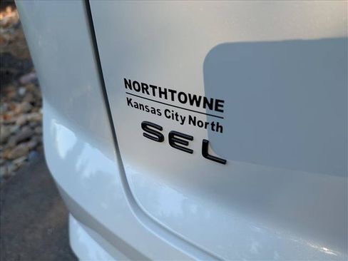Certified 2025 Volkswagen Atlas Cross Sport SEL R-Line AWD/4WD image 24