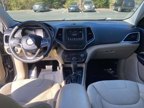 Used 2019 Jeep Cherokee Latitude w/ Popular Appearance Group image 11