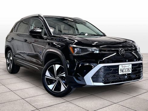 Used 2025 Volkswagen Taos SE w/ Panoramic Sunroof Package AWD/4WD image 3