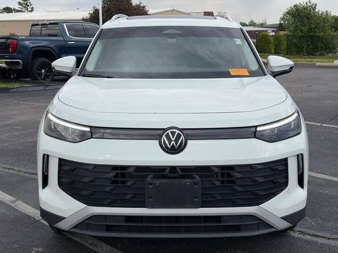 Used 2025 Volkswagen Tiguan SE AWD/4WD image 2
