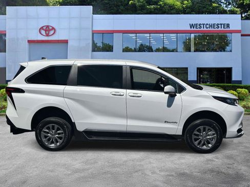 Used 2025 Toyota Sienna LE FWD image 7