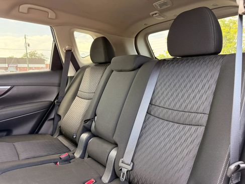 Used 2017 Nissan Rogue SV w/ SV Premium Package FWD image 12