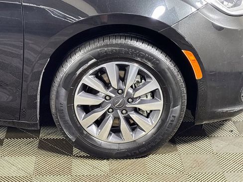 Used 2023 Chrysler Pacifica Touring-L FWD image 21