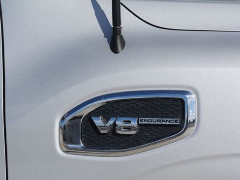 Used 2018 Nissan Titan SV w/ SV Convenience Package image 19