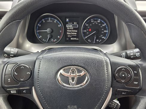 Used 2018 Toyota RAV4 LE image 16