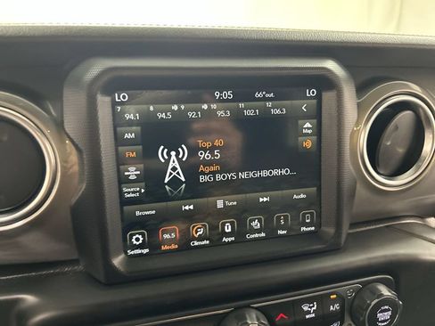 Used 2019 Jeep Wrangler Unlimited Sahara AWD/4WD image 14
