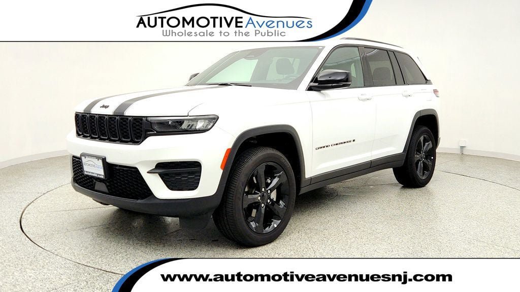 Used 2025 Jeep Grand Cherokee Altitude AWD/4WD image 1