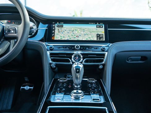 Used 2025 Bentley Flying Spur Plug-In Hybrid AWD/4WD image 37