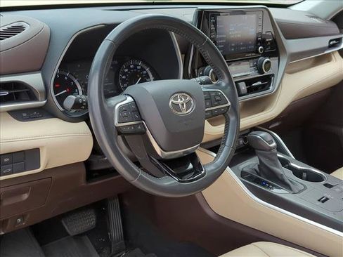 Certified 2021 Toyota Highlander XLE FWD image 9