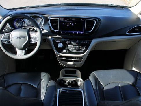 Used 2022 Chrysler Pacifica Touring-L image 13