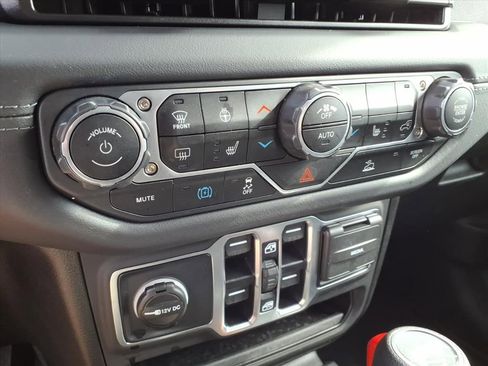 Certified 2025 Jeep Wrangler Unlimited Sahara AWD/4WD image 19