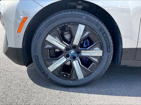 Used 2024 BMW iX xDrive50 w/ Premium Package AWD/4WD image 8