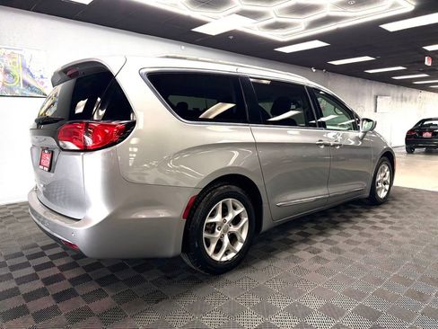 Used 2017 Chrysler Pacifica Touring-L w/ Tire & Wheel Group FWD image 15