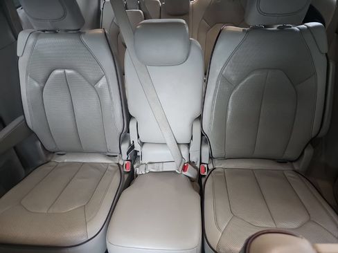 Used 2017 Chrysler Pacifica Limited FWD image 16