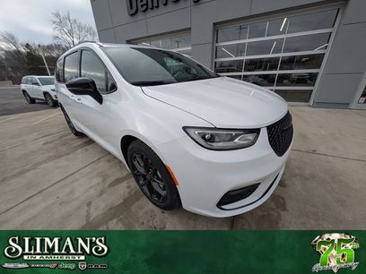 New 2026 Chrysler Pacifica Limited w/ S Appearance Package