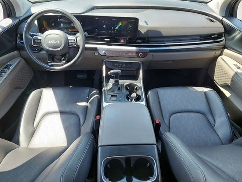 Used 2025 Kia Carnival FWD image 3