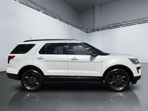 Used 2018 Ford Explorer XLT w/ Equipment Group 202A image 3